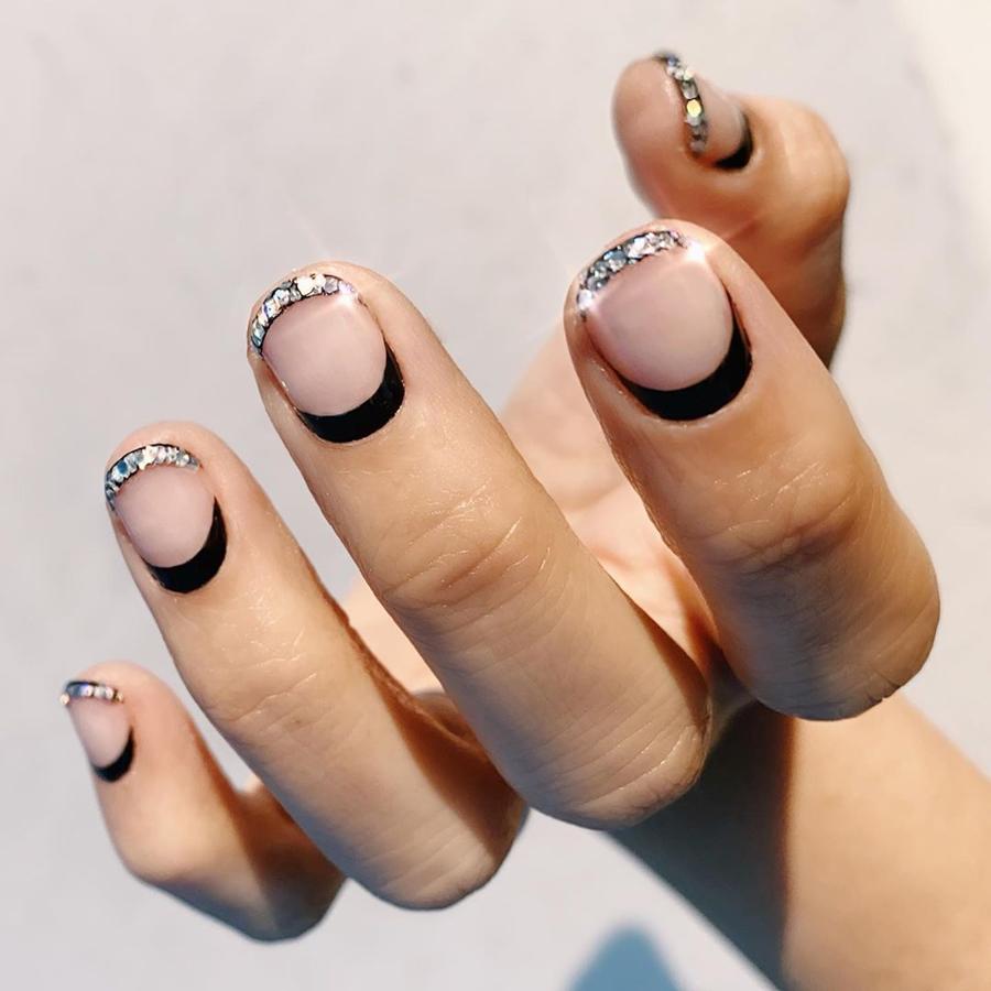 Negro y brillantes siempre han sido buenos compañeros, y en este look de uñas no podía ser menos. Ideal para las discretas pero exigentes.