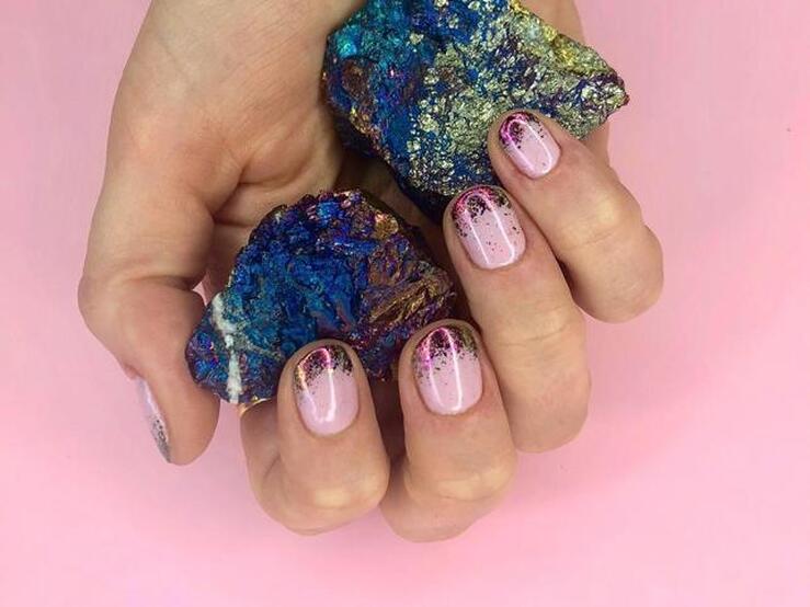 Fotos: Manicura francesa con purpurina, la tendencia de uñas más fácil y brillante de 2020