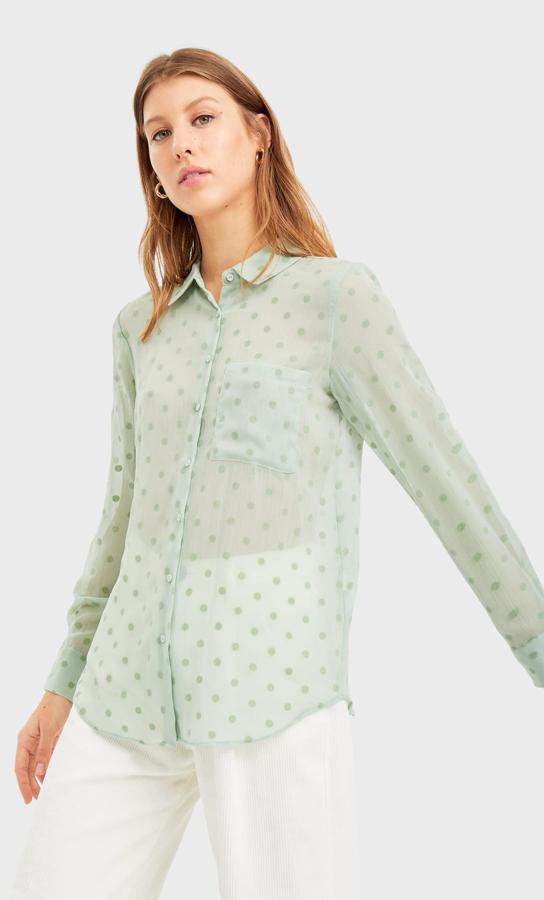 Camisa menta semitransparente con lunares en un verde más oscuro de la nueva colección de Stradivarius (15.99 euros).