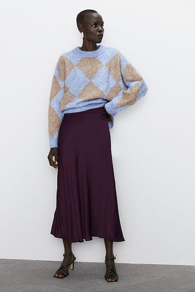 Falda de Zara como la que lleva Nuria Roca, pero en tono berenjena, cuesta 12,99 en las rebajas.