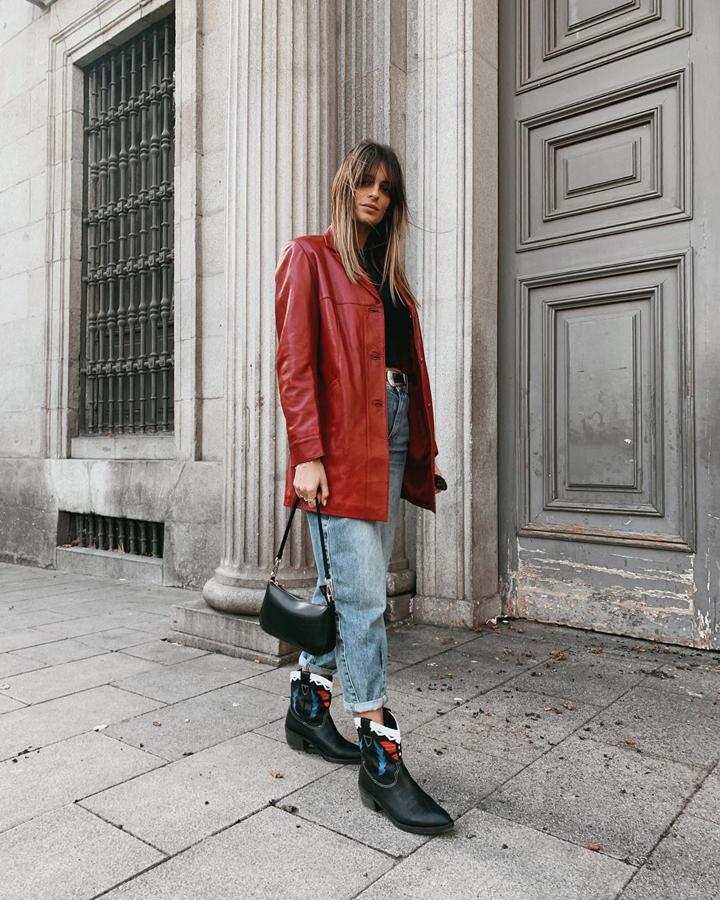 Susana Molina con una chaqueta de efecto cuero roja que combinó con jeans claros y botines cowboy de Somechic.