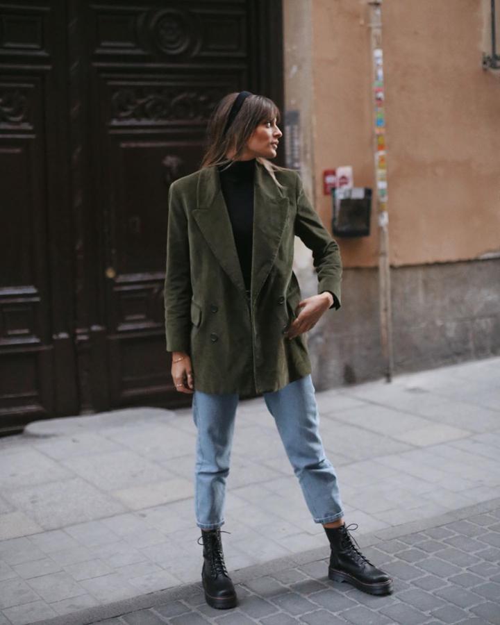 Nos encantan las blazer y parece que a Susana también.Combinó esta de pana verde caqui con botas de estilo militar negras.