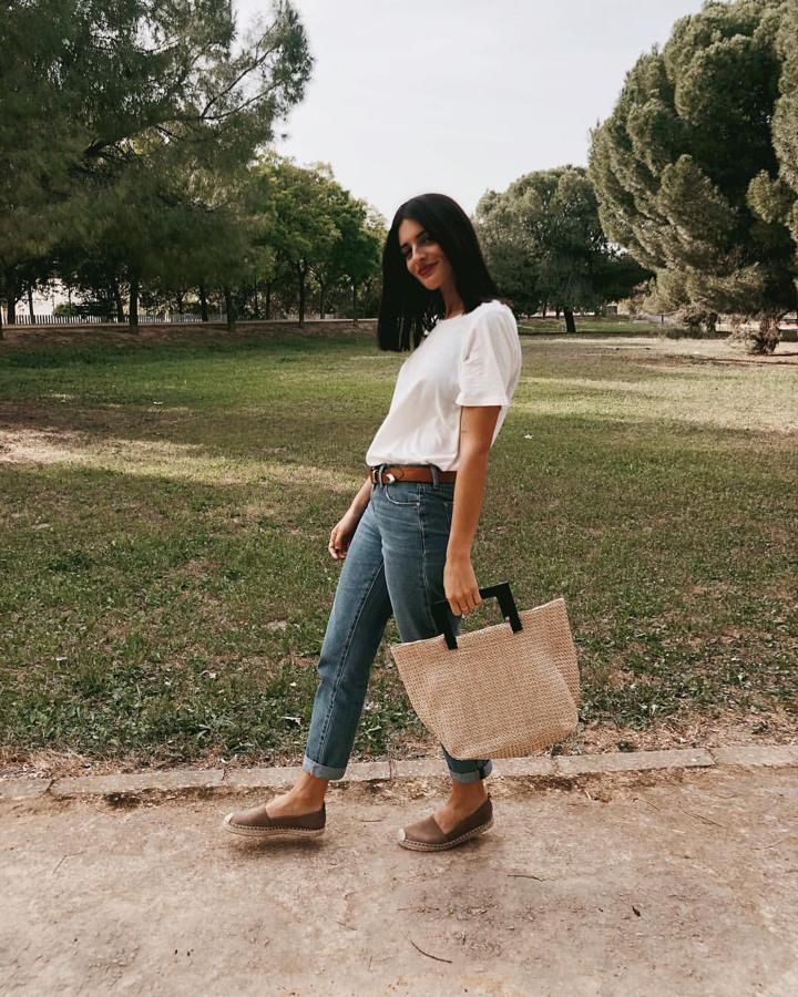 Cuando los básicos son todo un acierto... Jeans, camiseta blanca y alpargatas marrones. ¡Perfecto!