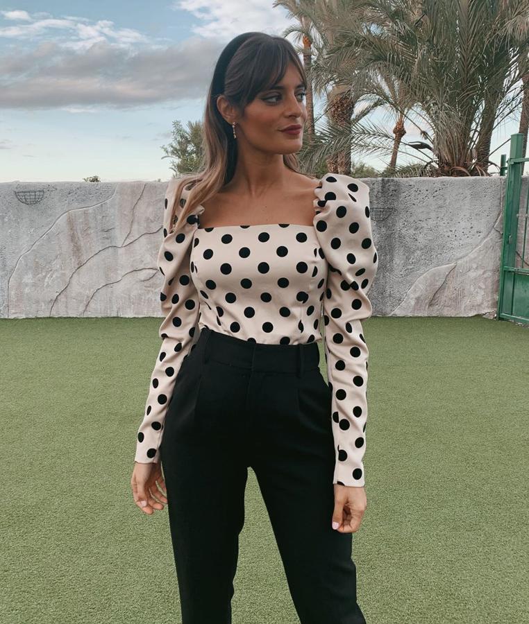 Una de las propuestas de Susana como look de invitada. Escogió este top de lunares de Aryentto que combinó con pantalón de pinzas negro y diadema.