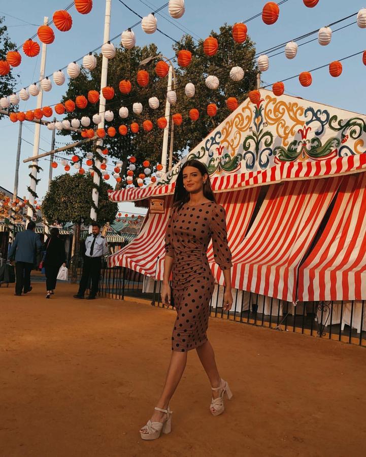 Susana no falla en la Feria de Sevilla y este vestido de lunares es todo un acierto.