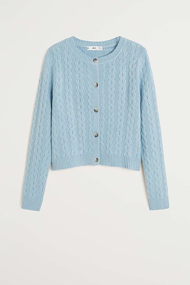 El precioso cárdigan azul bebé que lleva María Pombo es de Mango.