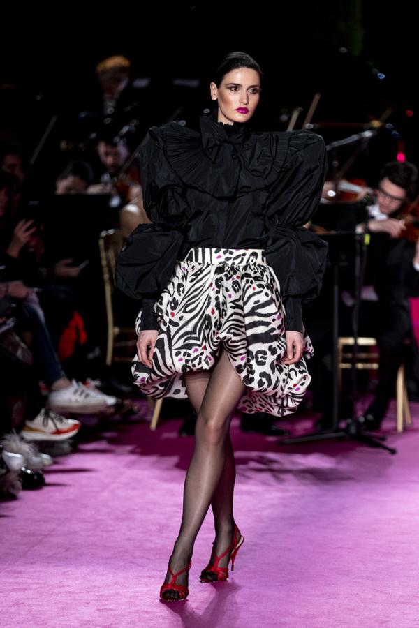 La firma renacía de la mano de Jorge Vázquez con una colección con prendas voluminosas y estampados y colores llamativos.