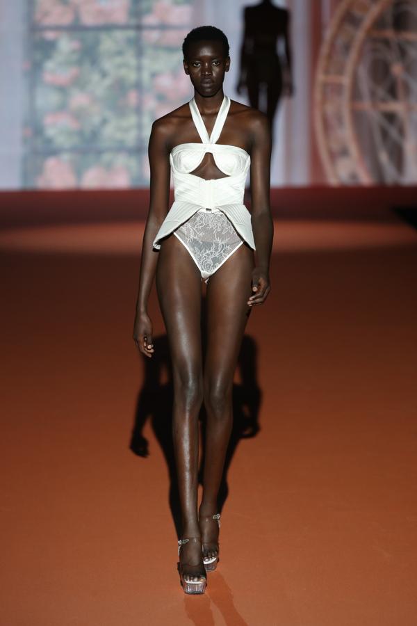 El encaje fue el tejido más usado por Andrés Sardá para su propuesta de otoño/invierno.