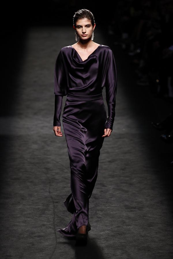 El morado tampocó faltó en el desfile de Angel Schlesser y llegó también en looks de invitada como este vestido satinado.