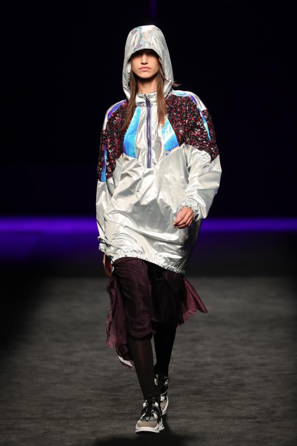 No faltaron tampoco las sudaderas, monos y prendas cómodas y relajadas que las modelos lucieron con sneakers en el desfile de Custo Barcelona.