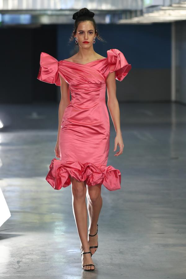 Encinar fue una de las firmas que inauguró esta edición de la MBFWM y lo hizo con una propuesta entre las que se encontraba este vestido rosa con escote cruzado y vapororos volantes en los hombros y el bajo.