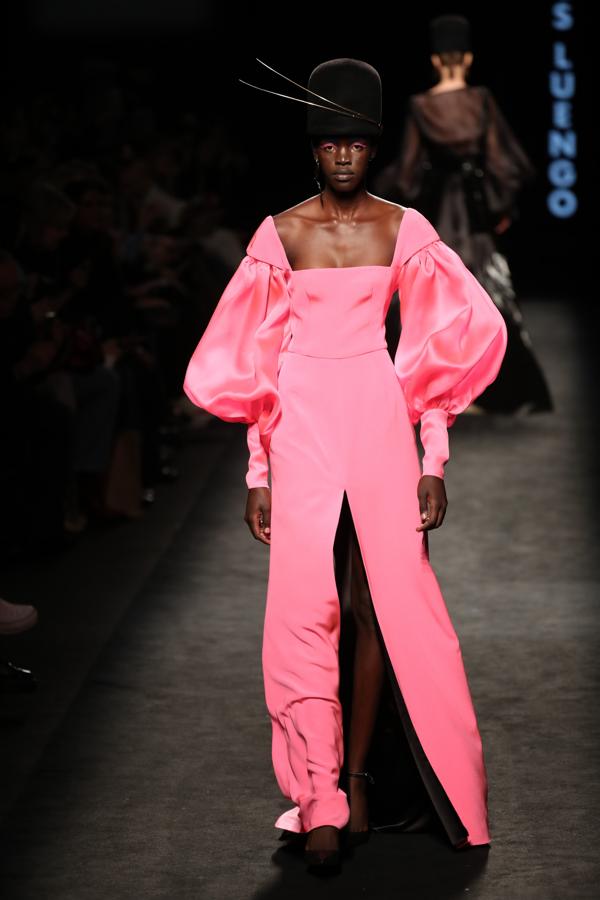 Marcos Luengo apostó en su colección de otoño/invierno por tonalidades vivas como este vestido rosa.