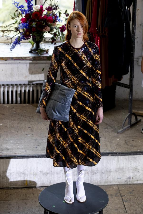 Tampoco faltaron las lentejuelas en el desfile de Moisés Nieto con vestidos de invitada como este.