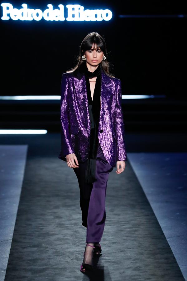 El morado fue uno de los protagonistas de la propuesta de Pedro del Hierro. Ejemplo de ello es este traje de blazer de lentejuelas y pantalón satinado.
