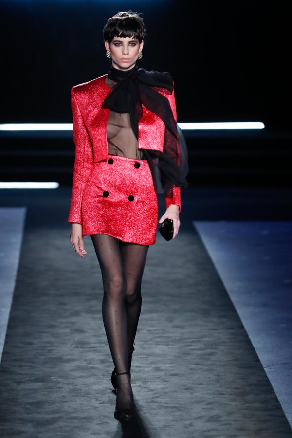 El desfile de Pedro de hierro fue uno de los más multitudinarios de la Semana de la Moda madrileña. Una propuesta en la que se pudieron ver conjuntos de chaqueta y falda tan ideales como este.