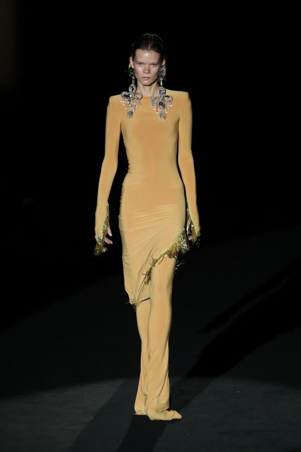 Robertodiz inauguró la pasarela de Ifema en esta edición una propuesta con looks que marcan la silueta femenina como este.