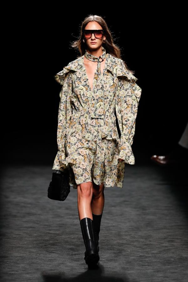 Roberto Torretta ofreció una propuesta con tonalidades otoñales y con prendas funcionales de cortes fluidos y estampados florales.