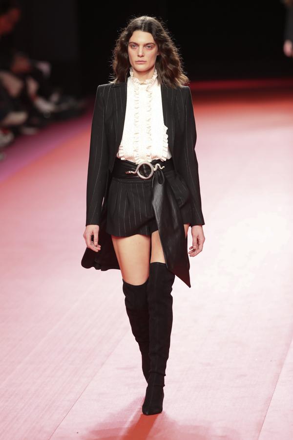 Algunos looks del desfile de Teresa Helbig tenían inspiración 'british'.