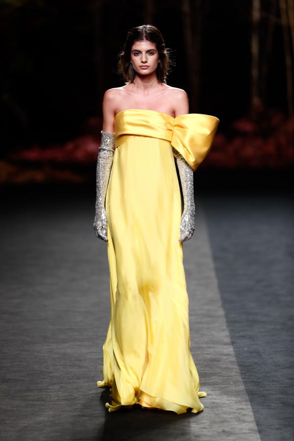 El amarillo fue uno de los protagonistas de la propuesta de The 2nd Skin & Co con vestidos de gala como este.