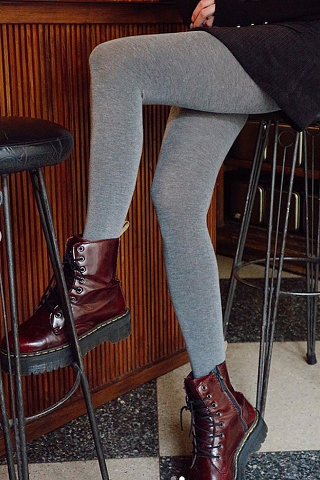 Detalle de las abrigadas medias de modal y cachemira que lleva Mery Turiel.