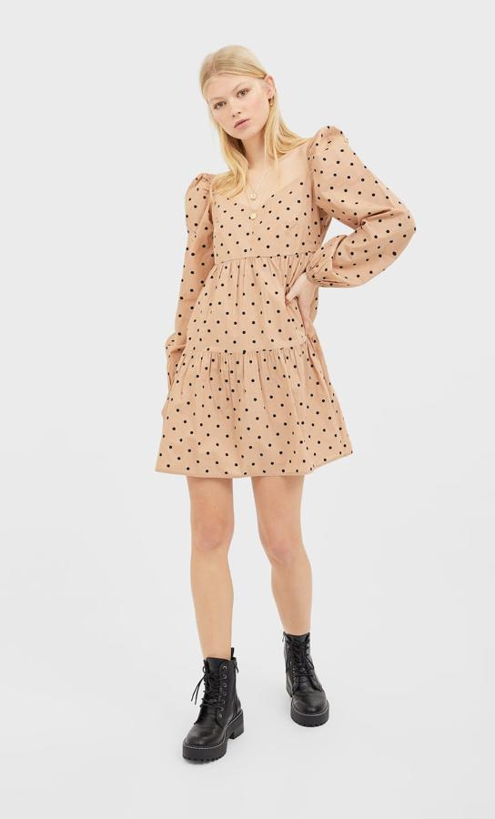 Mini vestido oversize color crema con estampado de lunares negros y mangas con volumen de la nueva colección de Stradivarius (25.99 euros).