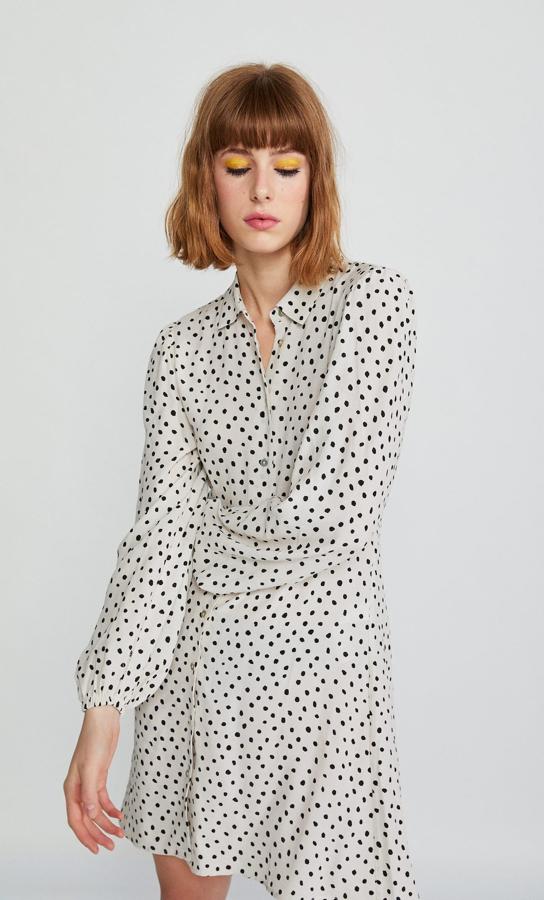 Mini vestido camisero blanco con estampado de lunares en negro de la nueva colección de Stradivarius (25.99 euros).