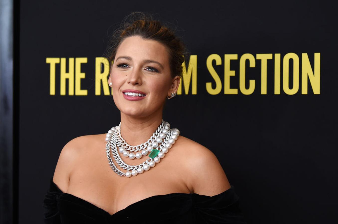 Del look de Blake Lively destacan también los accesorios. La actriz lució escote con estos imponentes collares de perlas y cadenas combinadas.