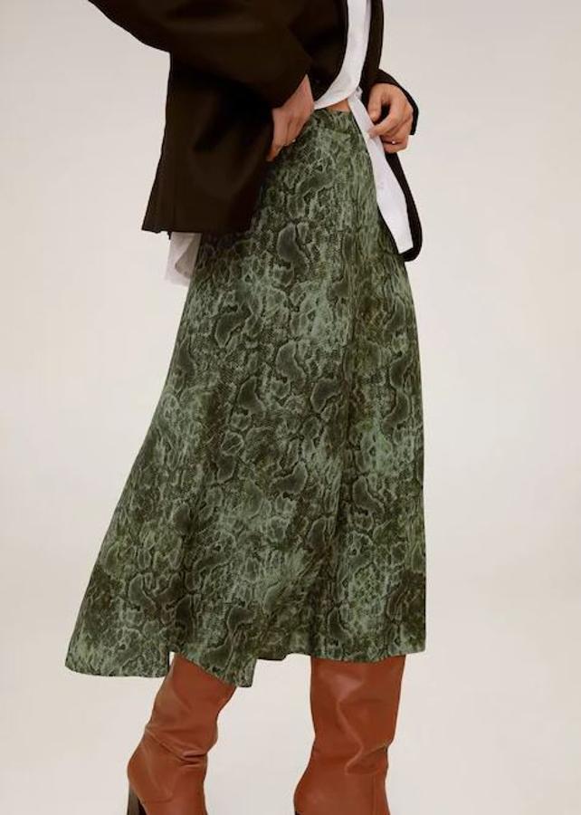 ¿Quién no tiene una falda midi en el armario? Si eres una de ellas, anímate con este modelo animal print en tonos verdes de la nueva colección de primavera de Mango (29,99 euros).