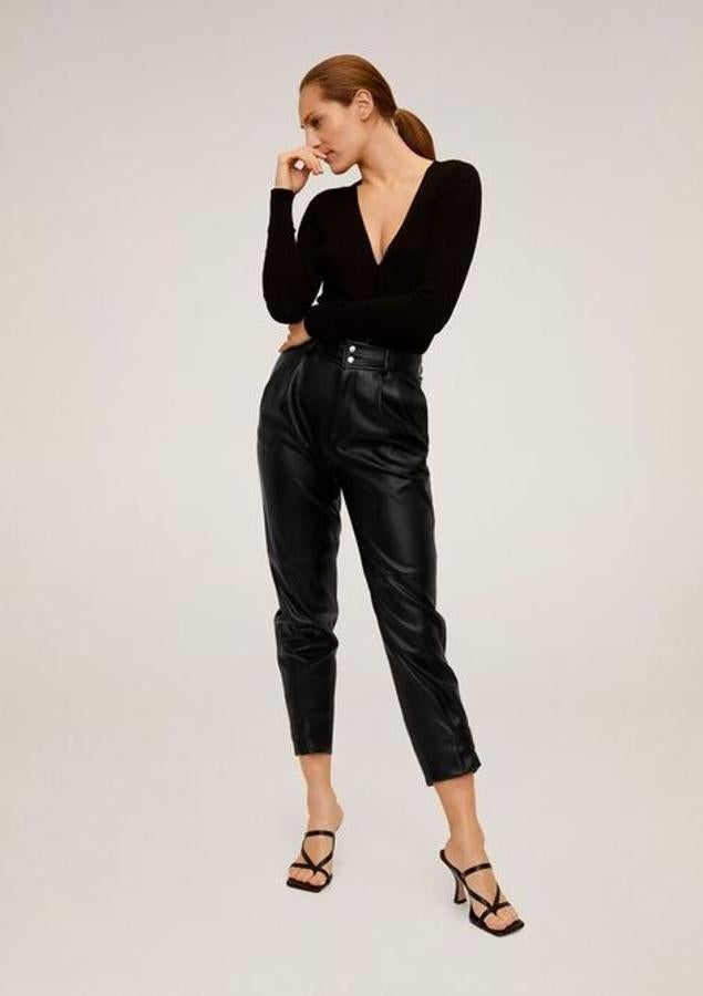Queremos un pantalón de efecto piel y lo queremos ya. Este es uno de nuestros favoritos, es de la nueva colección de Mango (35,99 euros).