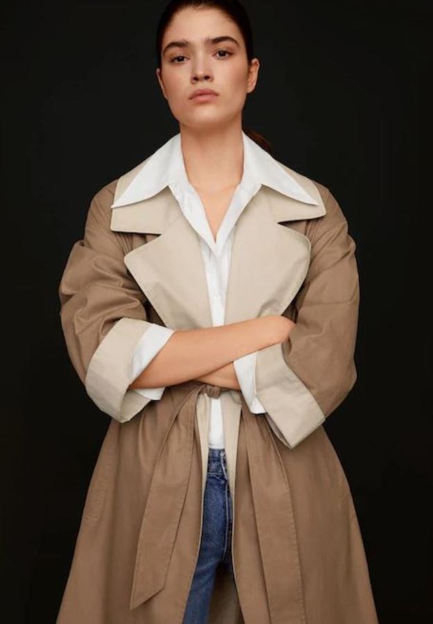 Gabardina con solapas en contraste, en dos tonos diferentes, de la colección de primavera de Mango (119,99 euros).