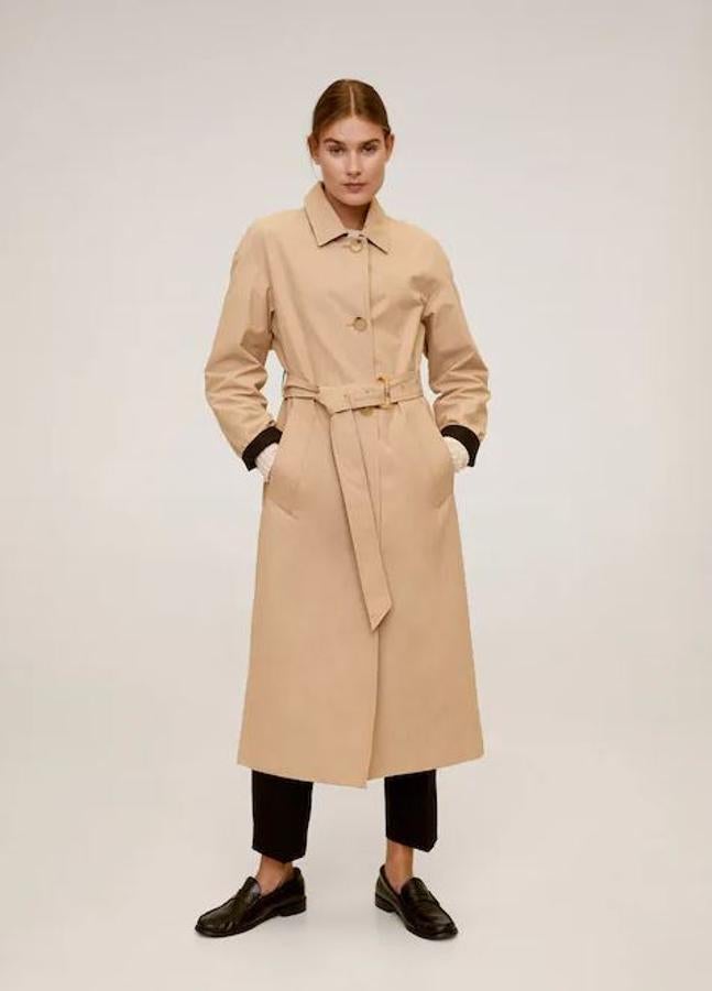Las gabardinas siempre son nuestras mejores aliadas para el entretiempo. Tanto en primavera como en otoño, nos salvan de más de un apuro. En la nueva temporada de Mango vienen largas y ligeramente oversize, como esta (79,99 euros).