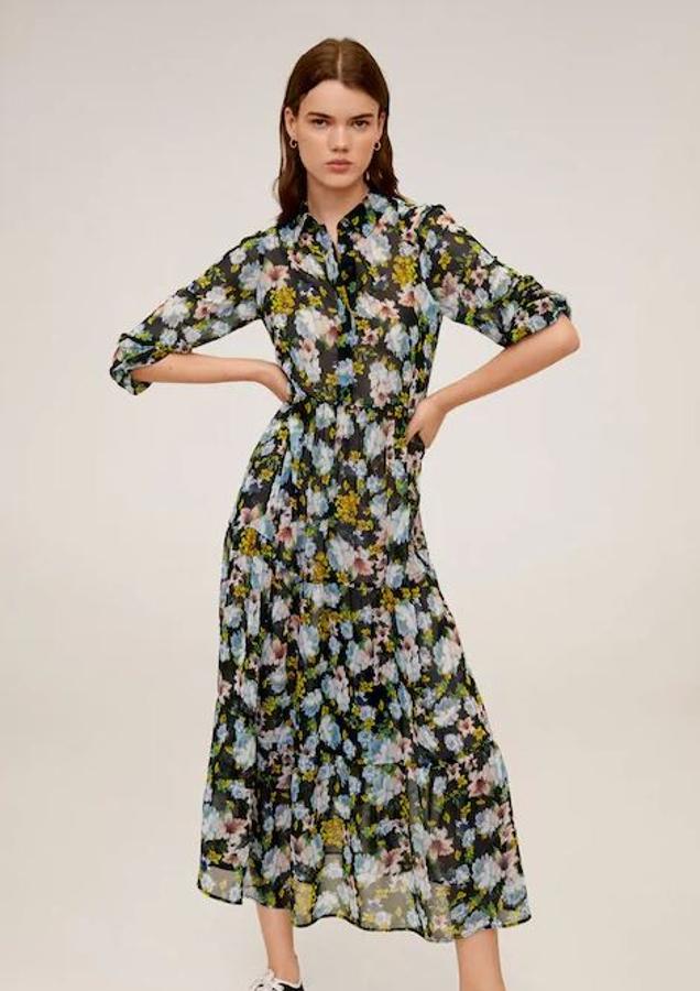 No hay colección de primavera que no incluya el típico vestido de flores que te puedes poner a diario. Este tiene el fondo negro y flores en tonos azules y verdes y es de corte camisero (49,99 euros).