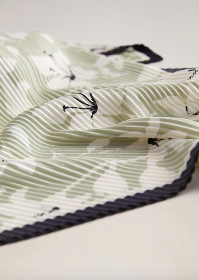 Otro de nuestros preferidos es este pañuelo plisado de Mango, que entre tonos azul marino, blanco y verde agua, dibuja uno de los diseños más elegantes de esta selección. Cuesta 15,99 euros.