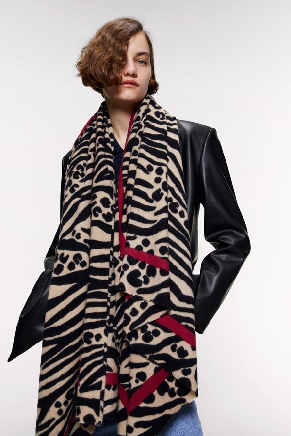 Otra de las propuestas de Zara es este fular de acabado deshilachado con estampado animal de cebra y leopardo, encuadrado en fucsia. Cuesta 19,95 euros.