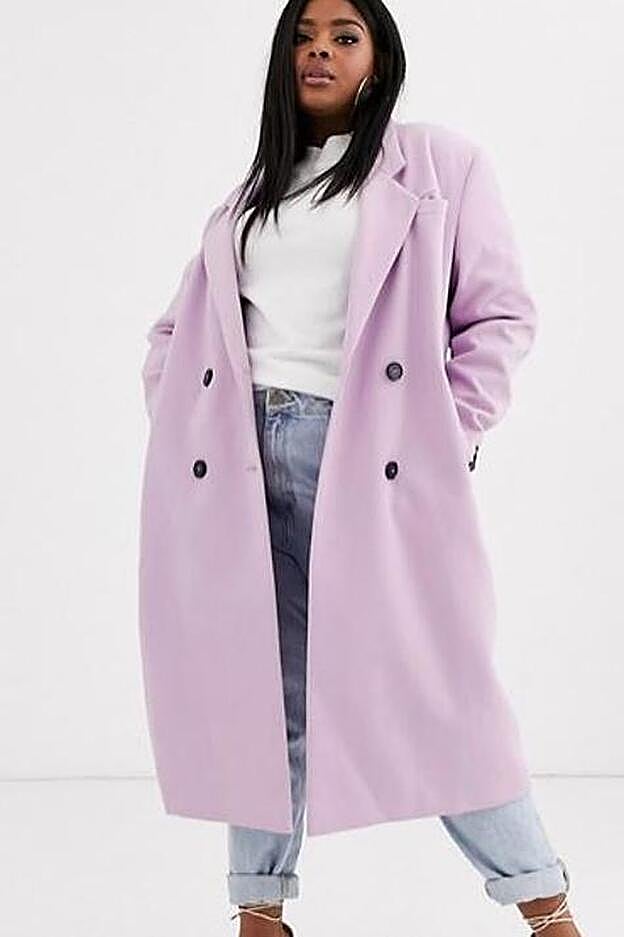 Este es el abrigo lila que nos ha enamorado en Asos, disponible en la sección de tallas grandes de la web de la firma pero que solo está disponible en la 56 y en la 58.