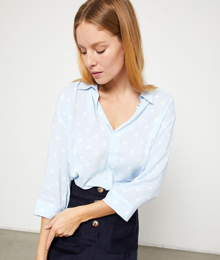 Blusa de lunares  con manga francesa (29,99 euros).