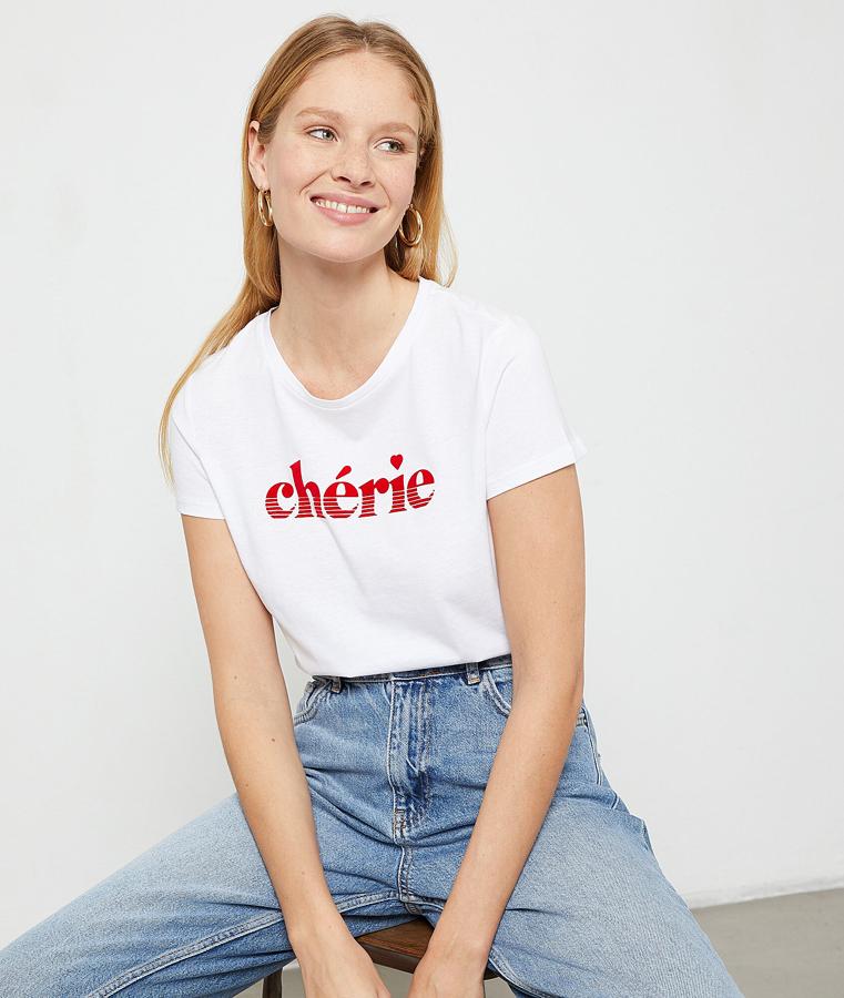 Camiseta  blanca con mensaje (16,99 euros).