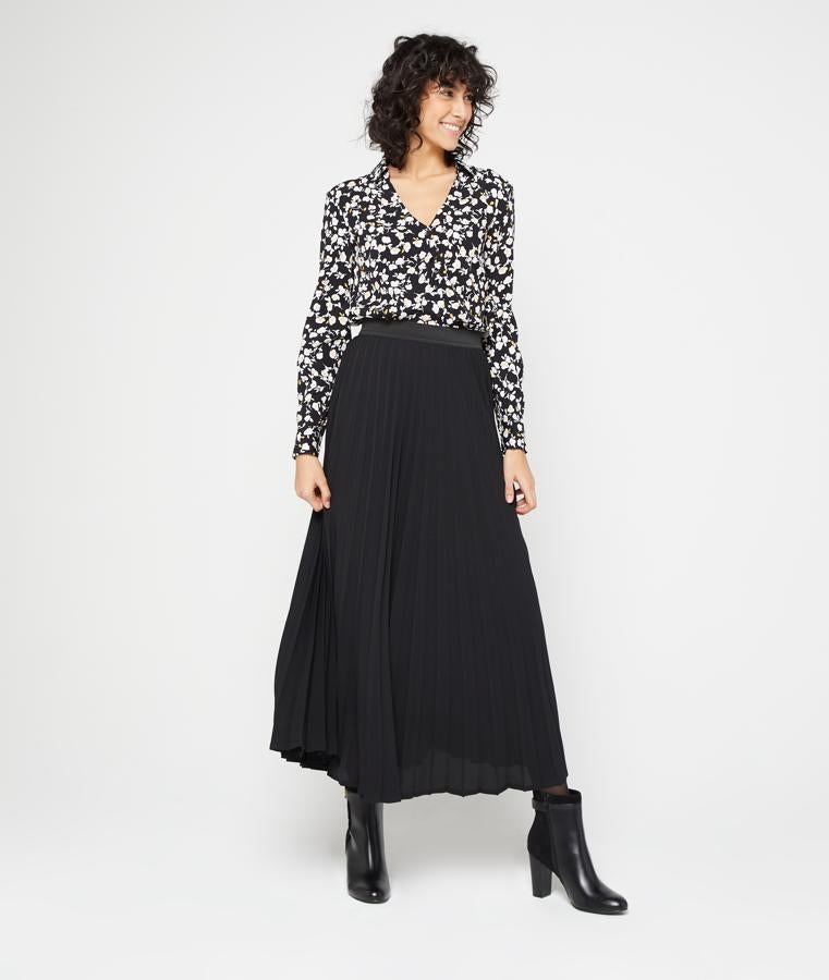 Falda larga plisada con goma en la cintura (49,99 euros).