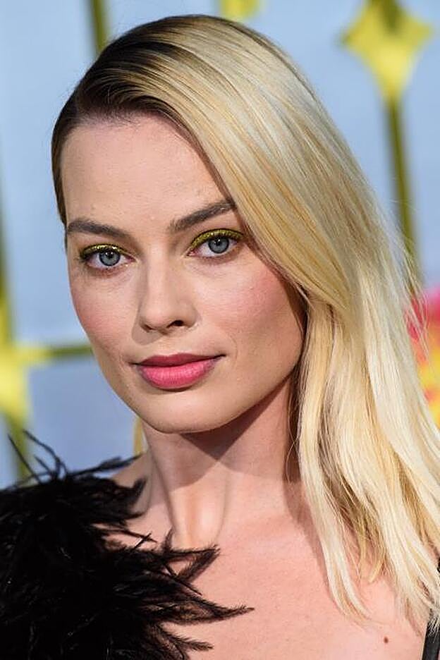 La actriz lució un maquillaje natural con sombra de ojos en color amarillo, con brillos y ligeros toques de sombra naranja en el párpado inferior.