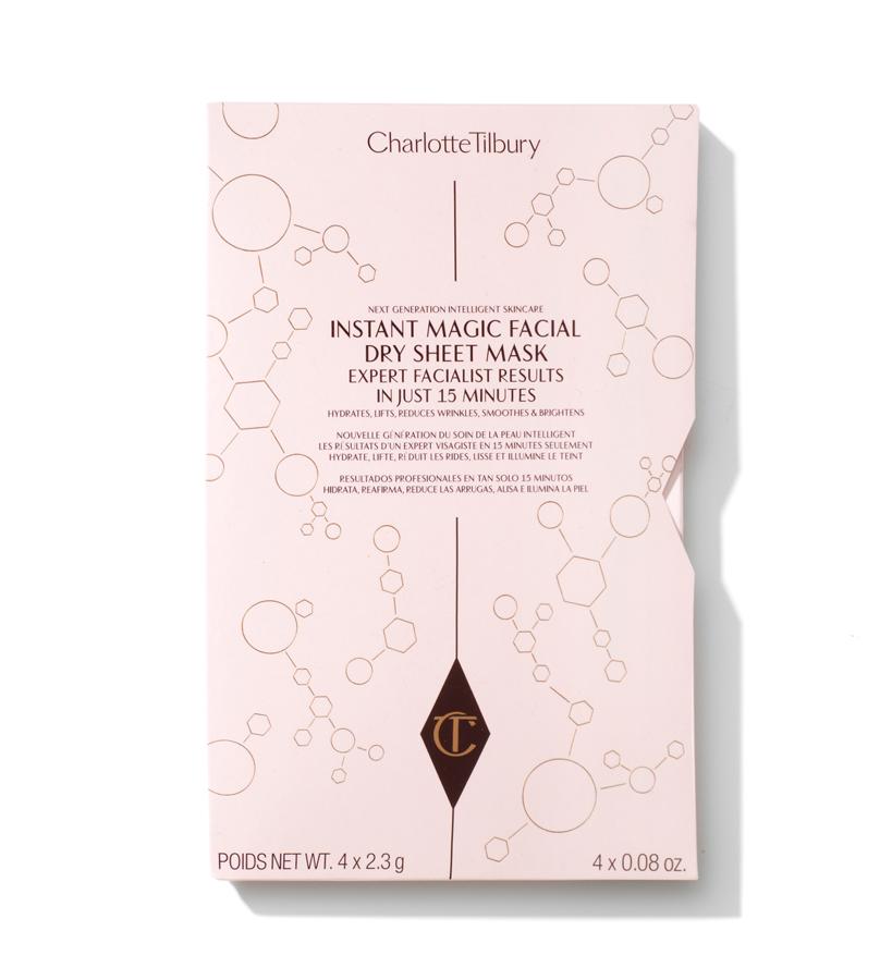 Está inspirada en las innovaciones técnicas de la belleza coreana y ha seducido a  Amal Clooney ,  Salma Hayek ,  Sienna Miller ,  Jennifer Aniston  y  Kendall Jenner , entre otras celebs. Contiene ingredientes que han sido clínicamente probados para hidratar, levantar visiblemente, alisar, aumentar y reducir la apariencia de las arrugas exactamente donde la piel lo necesita. Se puede usar hasta tres veces para obtener una piel saludable, radiante y con un aspecto fresco.  Instant Magic Facial Dry Sheet Mask de Charlotte Thilbury  (28 €).
