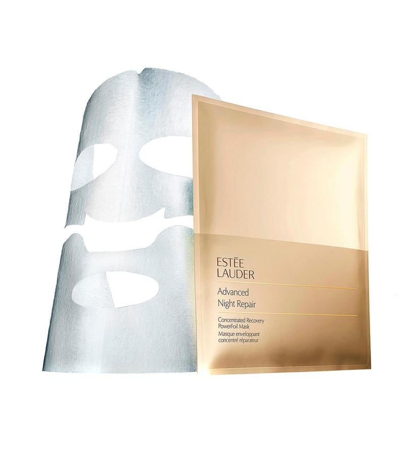 La primera mascarilla facial de doble matriz, que combina el algodón y el papel de plata, ayuda a que la fórmula penetre de manera concentrada en la piel, es la favorita de la top  Karlie Kloos . El lado de algodón entra en contacto directo con la piel e incorpora potentes tecnologías de reparación mientras que el lado de la lámina de plata crea una barrera protectora que ayuda a que la fórmula penetre en la piel con una rapidez 25 veces mayor.  Advanced Night Repair Concentrated Recovery PowerFoil Mask de Estée Lauder  (106 €; 4 u).