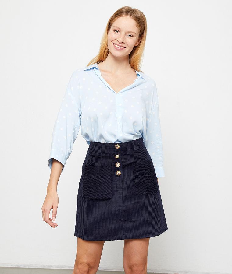 Minifalda de pana  con botones dorados (34,99 euros).