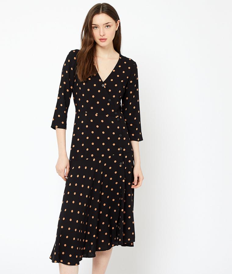 Vestido midi de lunares , de corte cruzado con detalles de botones (49,99 euros).