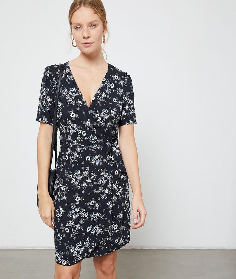 Vestido mini de manga corta  con estampado de flores (49,99 euros).