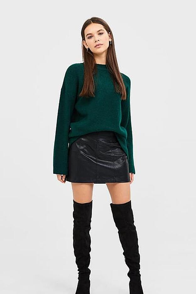 Largo y en verde botella.