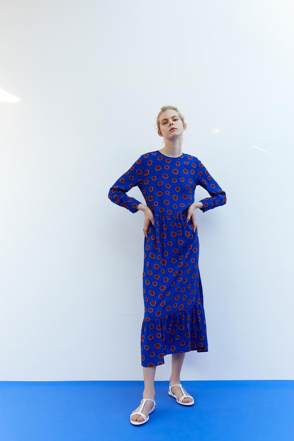 En Sfera hemos encontrado uno de los diseños más coloridos y originales en este vestido azul con estampado en burdeos y volante en el bajo. Cuesta 35,99 euros y está disponible en las tallas S, M y L.