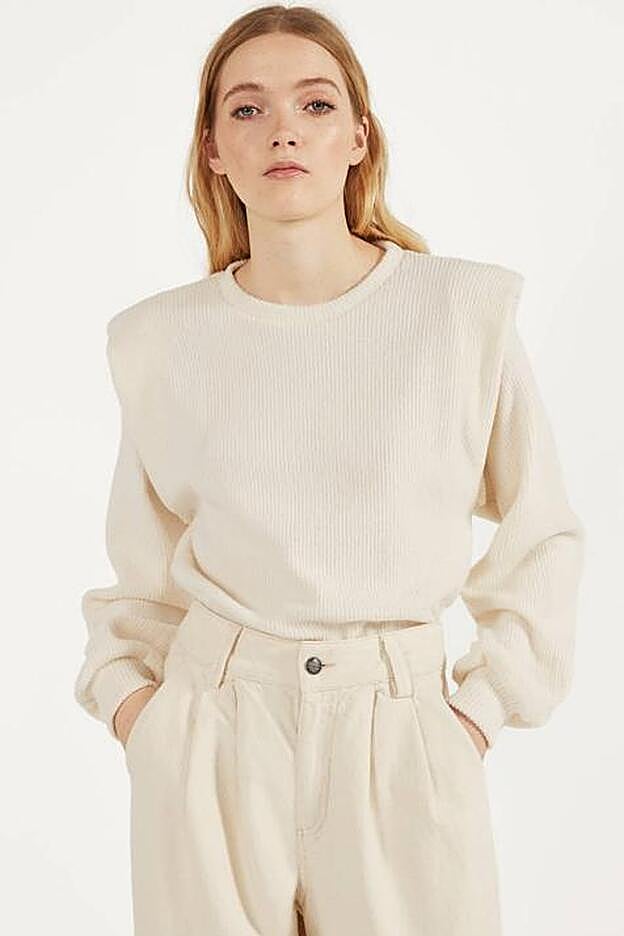 El jersey con hombreras y el pantalón slouchy que lleva Dulceida son de Bershla.
