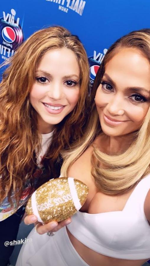Jennifer López también ha compartido en su cuenta de Instagram Stories una foto junto a Shakira y la mini pelota con la fecha en la que se celebra la Super Bowl 2020.