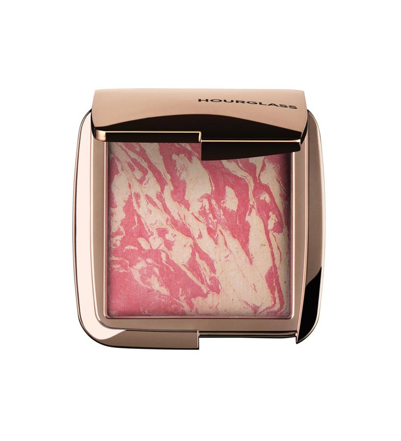 Esta fórmula híbrida combina los efectos reveladores de los polvos iluminadores Ambient con una gama de tonos decididamente seductores, dejando un color suave, perfecto y multidimensional que aporta una intensa hidratación.  Ambient Lighting Blush Dim Infusion de Hourglass  (39,95 €).
