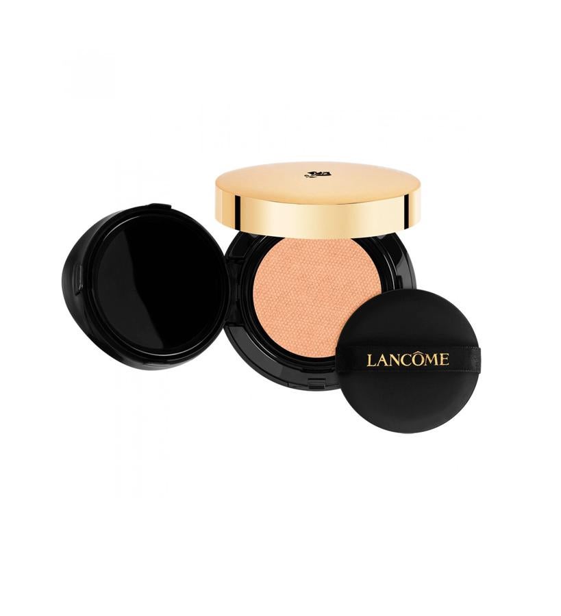 Alta cobertura con una aplicación rápida y precisa es lo que te proporciona esta fórmula líquida, sin aceites, que se desliza de manera fácil y práctica en la piel, al mismo tiempo que brinda un efecto refrescante. El resultado es una fórmula hidratante liviana con un acabado mate natural.  Teint Idole Ultra Cushion de Lancôme . (42 €).